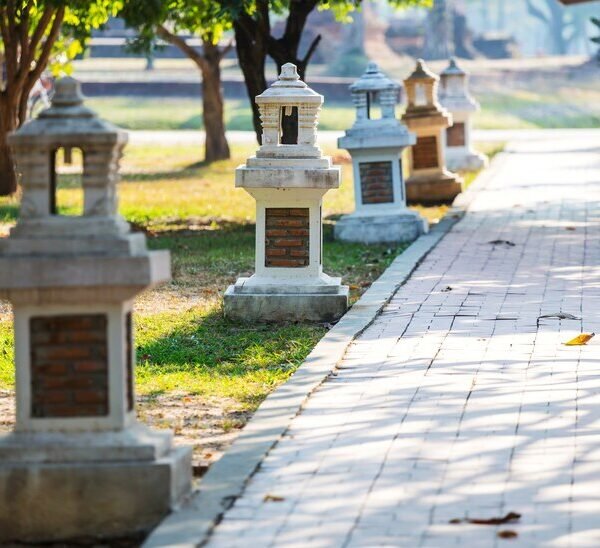 camino-piedra-parque-verano-verde_328046-18287