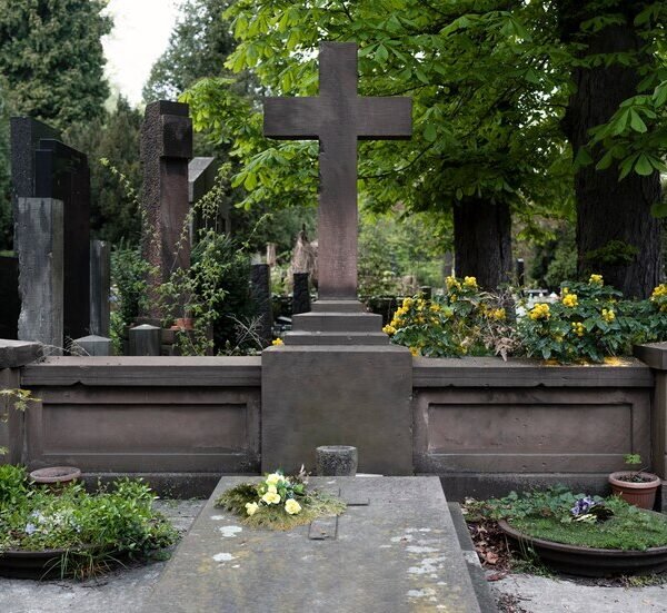 vista-tumbas-cementerio_23-2149435535